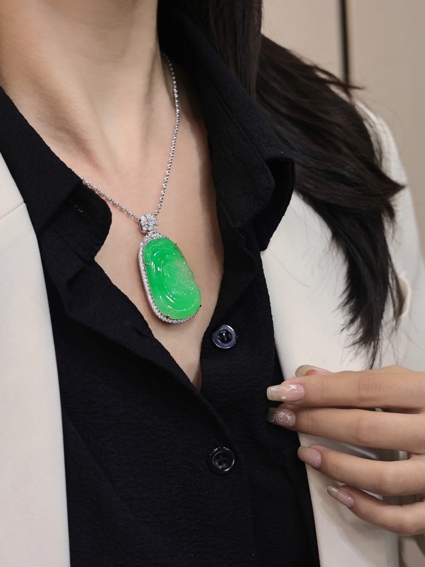 翡翠吊墜，18k金鑲滿綠如意吊墜，陽綠，有種有色有厚度，整體：54.8